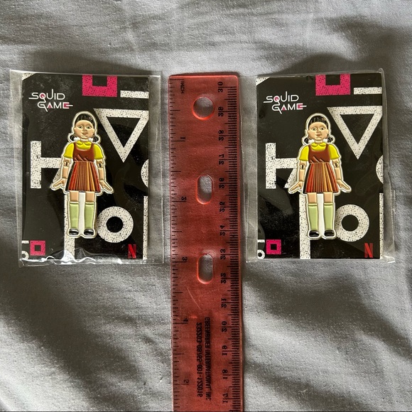 Squid Game Pins (Set of 2) in Original Packaging - Picture 2 of 3